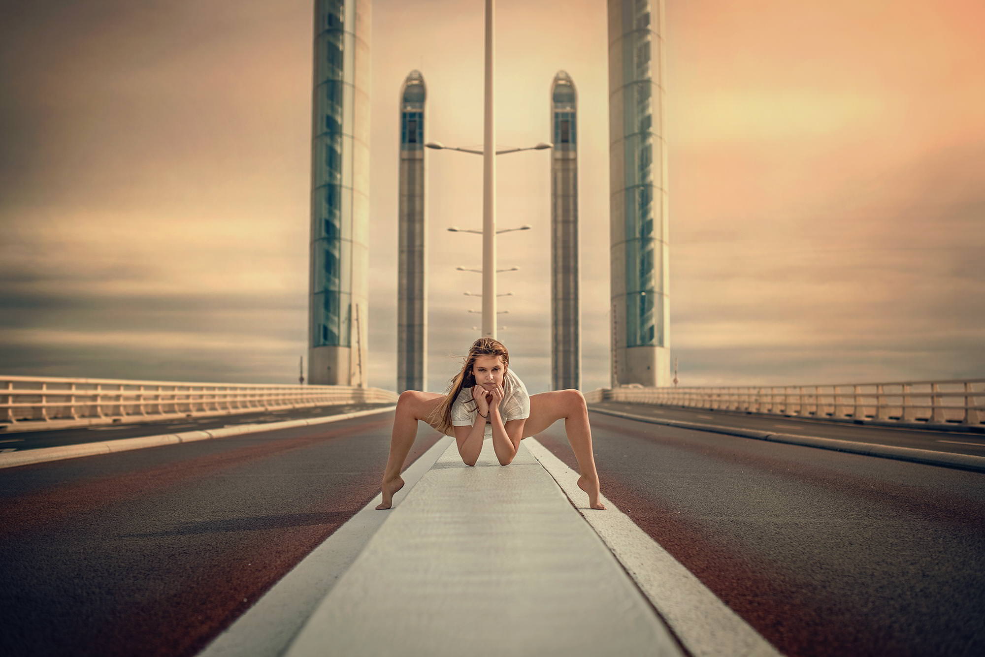 Хорошо позирует. Девушка на мосту. Фотосессия на мосту. Фотосессия на мостике. Фотосессия на мосту девушка.